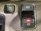 【オートブレーキホールド】信号待ちや渋滞で停車時にブレーキから足を離しても、停止状態を保持してくれます。前進するときはアクセルを踏めば自動で解除されるので安心♪街乗り運転が楽になります♪