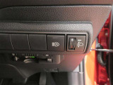 オートマチックハイビーム装備です。先行車や対向車のライトを認識し、ハイビームとロービームを自動で切り替える機能です。夜道の視界を確保します。詳細は販売店スタッフまでおたずねください。