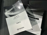 メンテナンスノート、取扱説明書です。 その車の整備記録が事細やかに記録されています。 車が生まれてから今までどのような道を歩んできたのか判るとても重要な物ですよ。