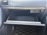 【グローブボックス】大容量のグローブボックスです!!車検証ケース他、日頃使う小物類の収納スペースもたくさんあります!