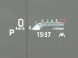 カラーヘッドアップディスプレイ付き。少ない視線移動で情報を確認できるので、運転の疲労軽減に繋がりますよ♪