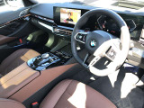 BMW 伝統のコックピットはドライバー志向で設計され、人間工学を駆使し、細部に到るまで設計されたコックピットを実現しました。