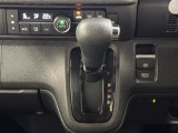 CVT車のセレクトレバーです。低速から高速まで、変速ショックのないスムーズな走りを実現するとともに、エンジン効率のよい領域を維持することで燃費にも貢献します。