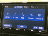 大きく見やすい画面に、目的地や音源選択、電話などのメニューが並びます。項目ごとに表示が整理され、必要な機能を選びやすい構成で、毎日の移動を便利に支えます。