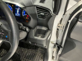 運転席側前部にドリンクホルダーあります♪運転中でも手が届きやすい位置にあって使い易いです♪