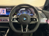 BMWエンブレムが際立つマルチファンクション・スポーツ・レザー・ステアリングホイール。触り心地が滑らかで運転も楽々♪
