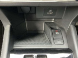 オートブレーキホールド付き ブレーキペダルを踏んで停車した際に、ブレーキを保持し続ける機能です。これにより、信号待ちや渋滞時など、ブレーキペダルから足を離しても、車が勝手に動き出すのを防ぎます