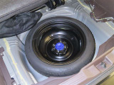 応急用スペアタイヤを装備しております。