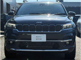 7つのグリルの「セブンスロットグリル」はJEEP車である象徴です。