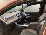 全ての席が主役席なのは、メルセデスならではの特徴です。快適なドライビングが、リラックスした車内空間を作りだします。