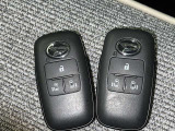 スマートキーをポケットやバッグに携帯していれば、キーを取り出すことなくドアハンドルを握り解錠、ドアハンドルのセンサーに触れるだけで施錠できます。