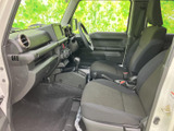 前席の座面や足元の様子を確認でき、落ち着いた色合いでまとめられた車内です。窓から明るさが入り、同乗者と過ごす時間も快適にお使いいただける空間となっています。