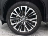 18インチアルミホイール(切削光輝/センターオーナメント付)を装着しています。タイヤサイズ215/50R18