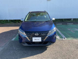 衝突被害軽減ブレーキ】よそ見運転の追突事故が増えています!もしぶつかりそうになったら自動でブレーキをかけてくれるので、事故のリスクを減らすことができます。