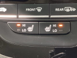 運転席と助手席にはシートヒーターが付いています☆寒い時期に腰周りを温めてくれるので体全体が温まりやすいのは勿論、暖房と違い顔に風が当たらないので、乾燥肌やドライアイの方でも大丈夫☆
