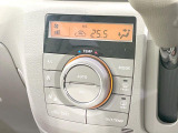 【オートエアコン】一度お好みの温度に設定すれば、車内の温度を検知し風量や温度を自動で調整。暑い&hellip;寒い&hellip;と何度もスイッチ操作をする必要はありません。快適な車内空間には必須の機能ですね♪