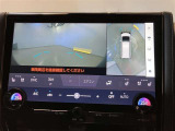 【パノラミックビューモニター】映像で、見づらい車両周辺の確認をアシスト。クルマを真上から見ているような映像を表示。 運転席から確認しにくい車両周囲の状況を把握。
