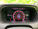 速度計を中心に必要な情報がまとまり、運転中もメーター表示を確認しやすいレイアウトです。燃料残量なども視線を大きく移さず把握しやすく、日々の運転を支えてくれます。