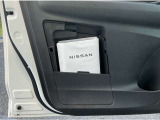 助手席ドアに車検証など収納出来る便利な収納スペースがあります