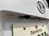 【バックカメラ】 駐車時に車両後方の様子を見ることができるので、運転の不安を軽くします。