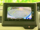後方の様子をモニターで確認でき、駐車時の周囲確認をサポートします。画面には目安となるガイド線も表示されるため、車庫入れや切り返しの際に活用いただけます。