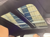 大開口の大型パノラマサンルーフ付き!頭上の開放感もアップし、車内も自然光が入り明るくなります♪