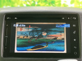 テレビ番組を画面に表示できる装備です。停車中の待ち時間などに映像やテレビを視聴でき、日常のさまざまな場面で活用いただけます。画面で選局状況も確認できます。