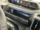 【インパネアッパーボックス】サッと取り出せてサッとしまえる、運転席の目の前にはボックスが装備されております!薄型のボックスティッシュなど収納可能☆