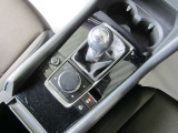 MTでも安心!!最近、採用車両が増えている電動パーキング。簡単操作で安心!アクセル離してもブレーキを保持する、オートホールド機能付き!