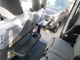 運転席助手席シート裏にテーブルが付きます