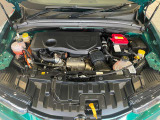 プラグインハイブリッドシステムを搭載したエンジンルーム。低走行2,000kmらしい良好な状態です。プラグインハイブリッドならではの先進技術を搭載。快適なEV走行も楽しめます。