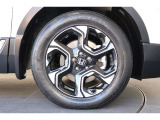 純正のアルミホイールが足元を飾ります!タイヤサイズは235/60R18を装備しております!!