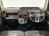 【インパネ】運転のしやすさを最優先に設計された見晴らしの良いフロントビュー。車両間隔が掴みやすく狭い道でも安心♪「安全」と「品質」を最優先に、安心してお乗りいただけるクルマを提供いたします。