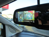 アラウンドビュー付き。上空から車両を見下ろしたような画像に加工された映像をディスプレイで確認しながら車庫入などができ大変便利です。