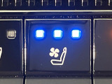 【シートヒーター&ベンチレーション】夏場は涼しい風でお尻や背中の熱やムレを防ぎ、冬はエアコンよりも早く温まってポカポカに!季節を問わず快適に過ごせます。