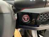 【ENGINE START/STOP】スマートキーをポケットやバッグに入れたままで、キーを差し込むことなくボタンを押すだけでエンジンが始動します。