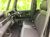 前席からはフロントガラス越しに前方を見渡しやすく、運転席と助手席が並ぶ開放的な空間です。シートは落ち着いた色合いで、車内全体も統一感のある仕上がり。足元にゆとりがあり乗り降りもしやすそうです。