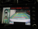 車両後方の映像を映すバックモニター。進路を確認しながら安全に車庫入れできます。