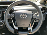 左右にスイッチが配置され、手元で車両の機能にアクセスしやすいステアリングです。中央のホーン部と合わせて操作位置がまとまり、運転姿勢を保ちながら各種機能を活用できます。
