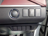 お車のキーはスマートキーです。キーを身につけた状態で車に近づき、ドアロックの解錠や施錠操作が出来ます。雨の日など両手がふさがっている時など、とっても便利ですね。