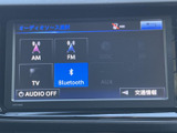 AM・FMに加えてテレビやBluetoothなど、選択できる音源が画面に表示されています。用途に合わせて音源を選びやすく、日々の移動時間を自分好みに過ごせます。