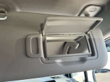 サンバイザーに鏡がついてますので車から降りる前に身だしなみチェック出来ます。