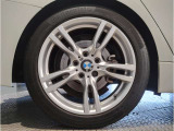 【BMWアロイホイル】軽量かつ強度に拘ったアロイホイル。走行性能ポテンシャルを引き出す設計。車の足元を引き締めてくれる大きなポイントはアロイホイルです。