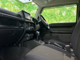 前席側まで見通せる車内は、窓からの光も入り開放的な印象です。シートの座面や背もたれが確認でき、乗り降りの際も周囲の様子を把握しやすい空間になっています。
