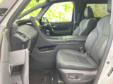 運転席まわりから助手席まで見渡しやすく、前席に開放感があります。シートは身体を支える形状で、落ち着いた色合いの室内とともにゆったり過ごせます。
