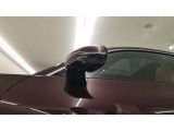 ブラインドスポットアシストは、走行中車両の斜め後ろの死角エリアをモニタリングし、ドアミラー内蔵のインジケーターを点灯させて注意喚起し、安全な走行のサポートをします。