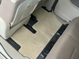 しっかりと汚れ、砂ぼこりを落とし足元まで清潔な車内空間を作り上げております♪