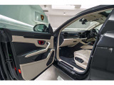 Fully Electric Front Seats with Ventilation and Massage