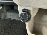 【アクセサリーソケット】12Vの電源は使いやすい位置に装備!用途は様々、スマホの充電やドラレコの電源として役に立ちます♪