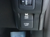 【シティブレーキアクティブシステム】低速走行時に前方の車両や障害物を検知し、衝突の危険があると自動でブレーキを作動させる安全支援機能です。